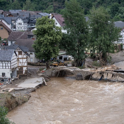 Schuld am 15. Juli 2021: Die Brücke in dem Dorf im Kreis Ahrweiler ist nach dem Unwetter mit Hochwasser unpassierbar geworden. An den Nothilfen für die Region könnte der Bundeshaushalt 2024 scheitern.