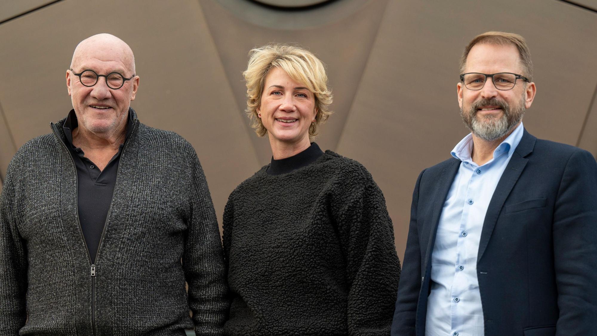 Besuch bei der Firma Pohl, die Fassaden für außergewöhnliche Architektur in Köln machen. Heiner Pohl (links), seine Tochter Katja Boden (Mitte) und CEO Konrad Kaiser (rechts).