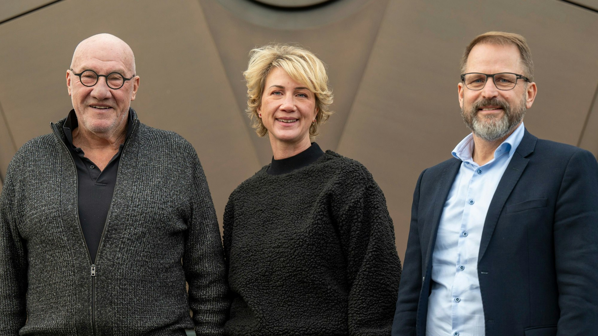Besuch bei der Firma Pohl, die Fassaden für außergewöhnliche Architektur in Köln machen. Heiner Pohl (links), seine Tochter Katja Boden (Mitte) und CEO Konrad Kaiser (rechts).