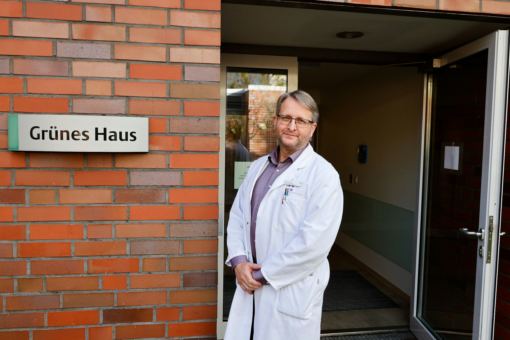 Armin Claus vor dem Grünen Haus