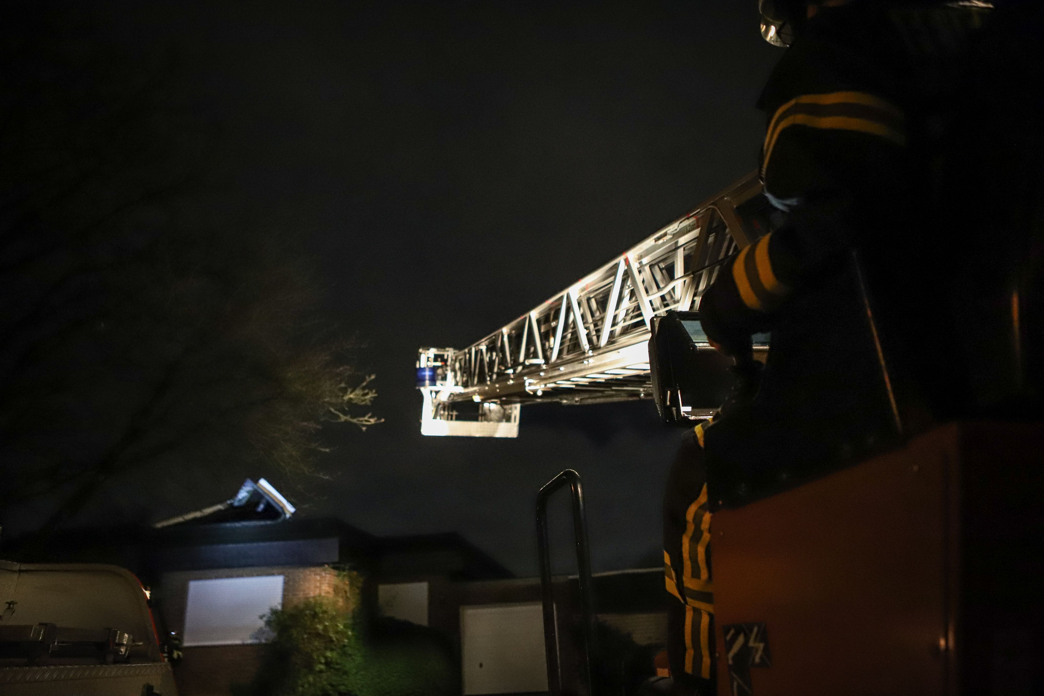 Die Feuerwehr war bis in den späten Abend beschäftigt, hier an der Tempelhofer Straße.