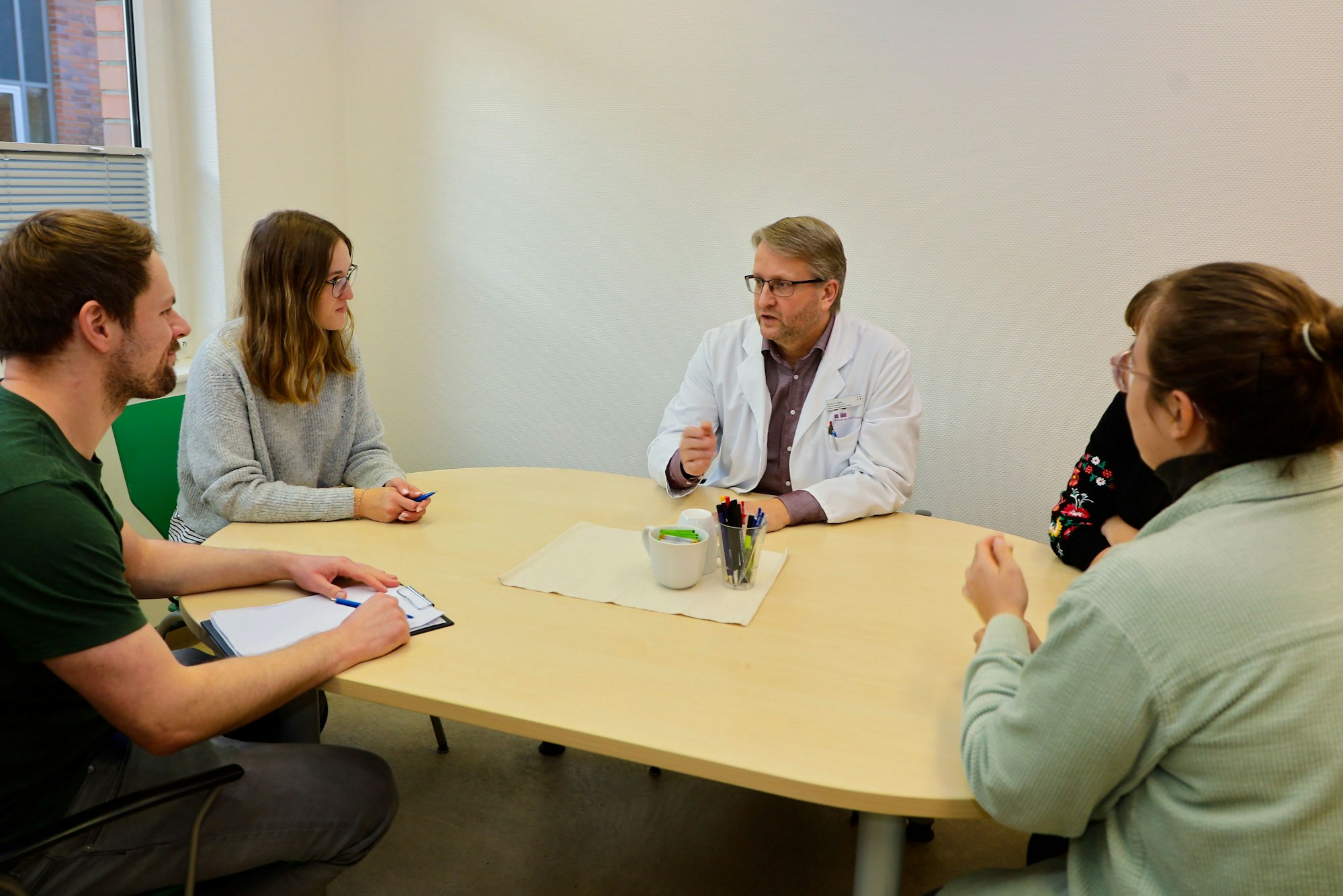 Armin Claus im Gespräch mit seinen Kollegeninnen und Kollegen