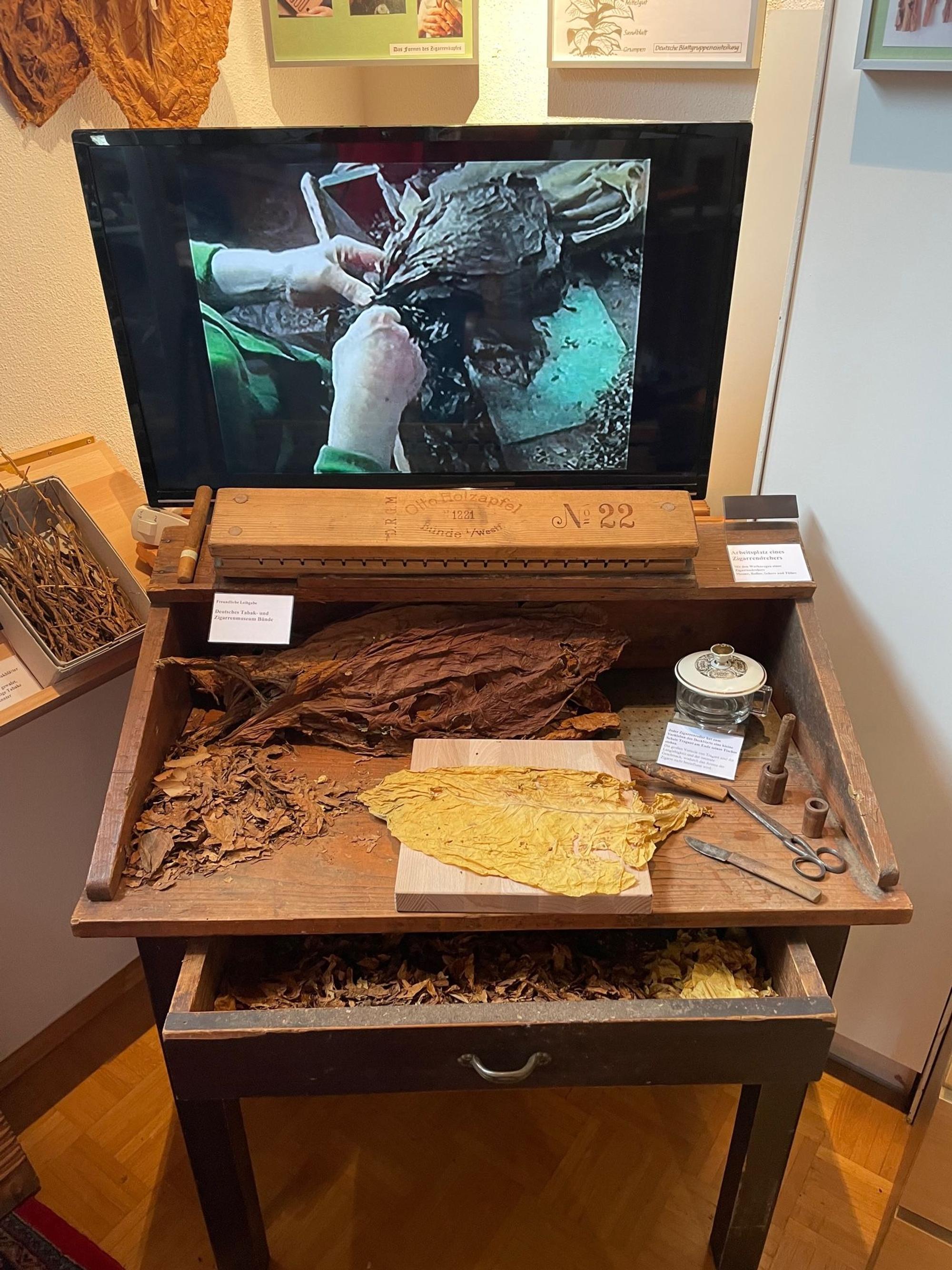 Der Arbeitsplatz eines Zigarrendrehers aus der laufenden Ausstellung „Hitdorfer Tabakgeschichte“.