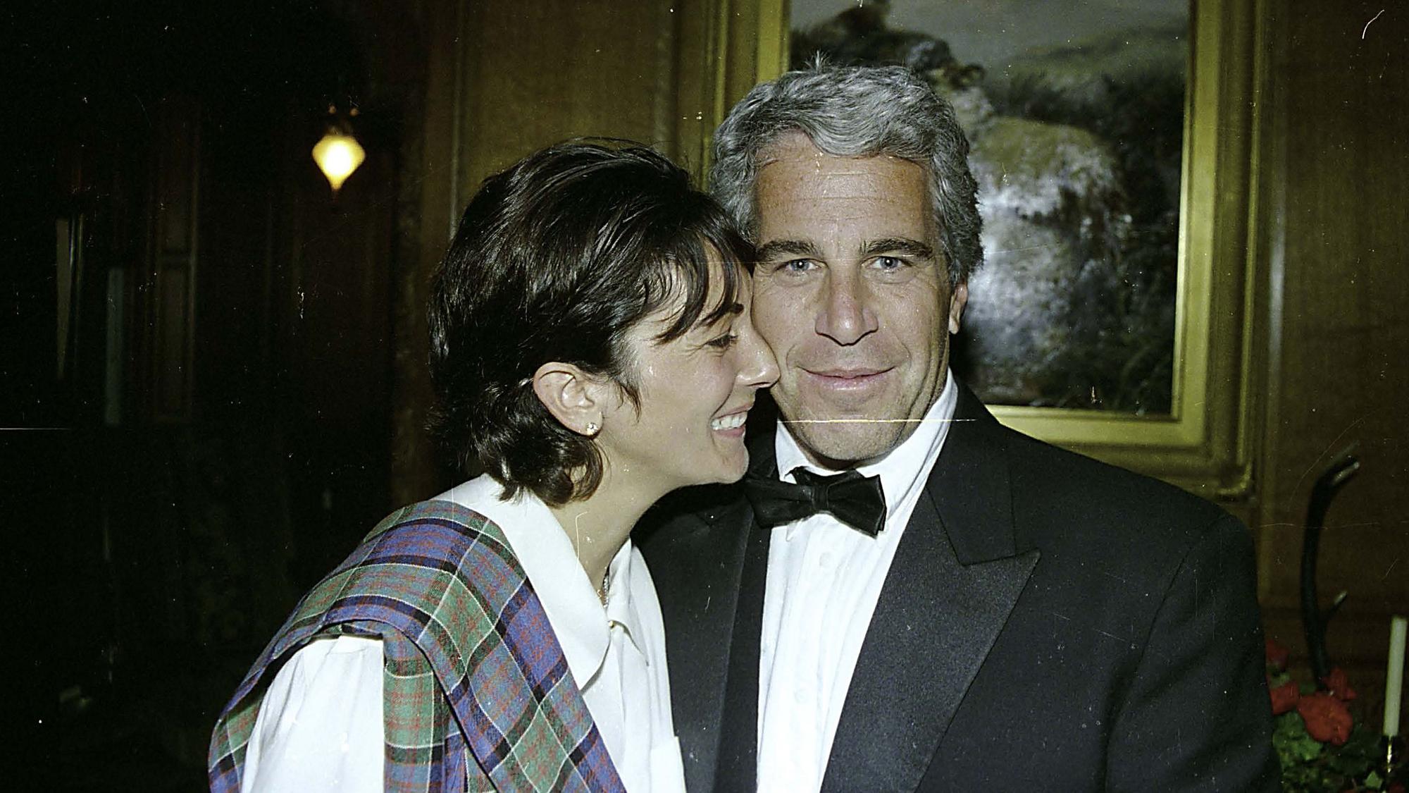 Die von der US-Staatsanwaltschaft veröffentlichte undatierte Aufnahme zeigt Ghislaine Maxwell (l) und Jeffrey Epstein.