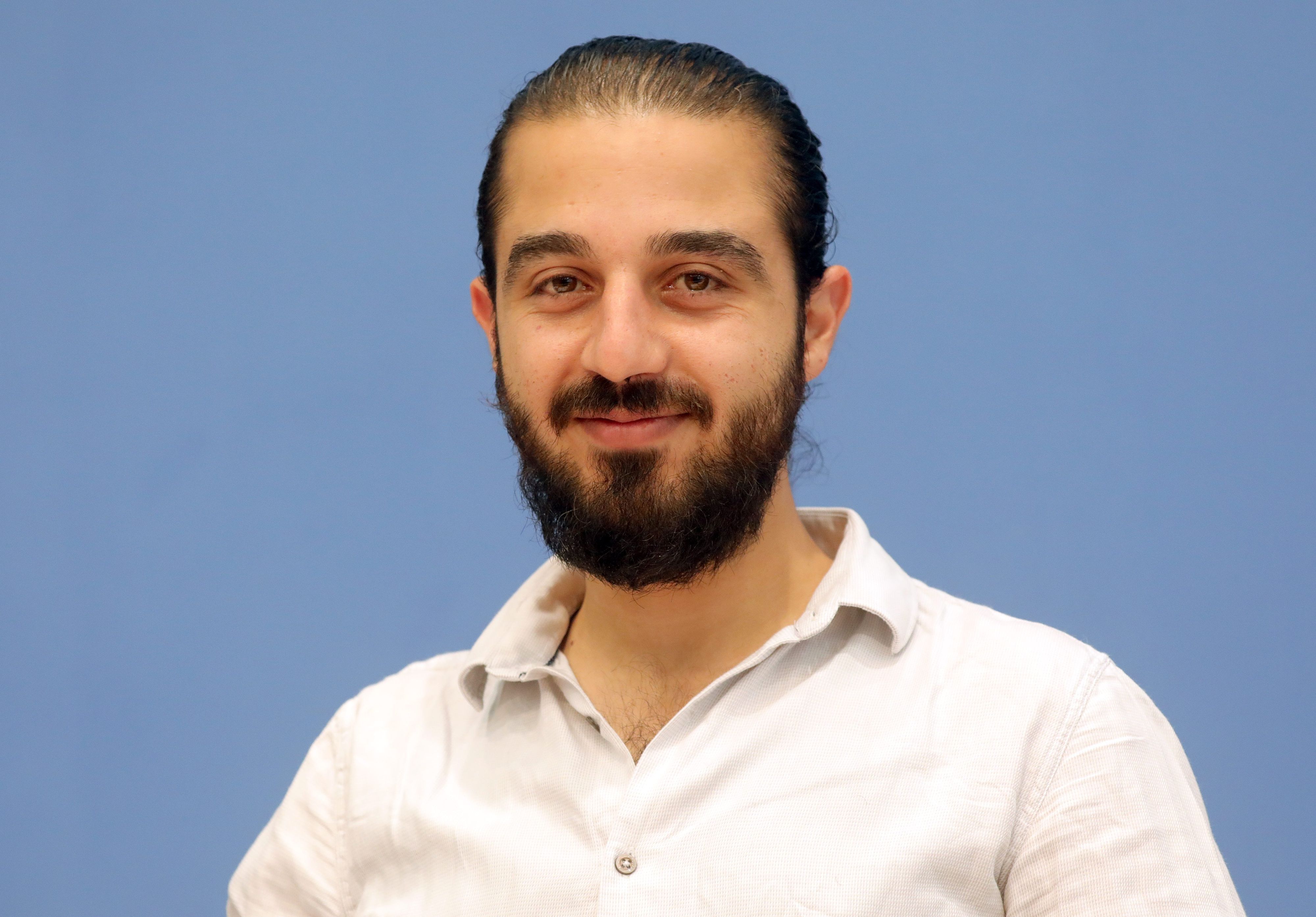 Tareq Alaows, Koordinierungskreis Bewegung Seebrücke, nimmt an der Bundespressekonferenz zur Seenotrettung teil.