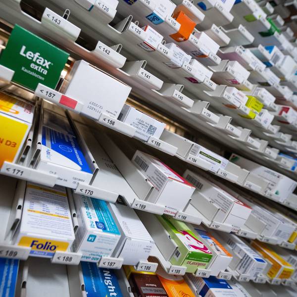 Zahlreiche Medikamente, darunter auch verschreibungspflichtige Mittel, liegen in einem Ausgabeautomaten in einer Apotheke.