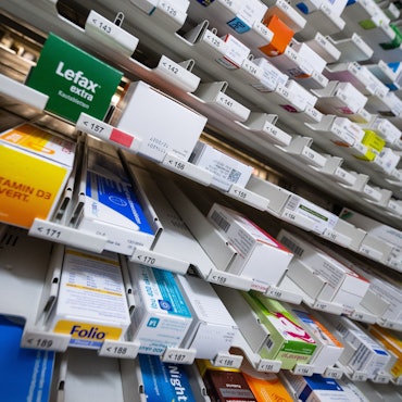 Zahlreiche Medikamente, darunter auch verschreibungspflichtige Mittel, liegen in einem Ausgabeautomaten in einer Apotheke.
