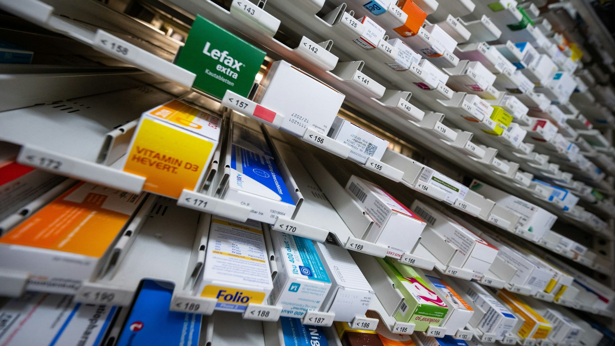 Zahlreiche Medikamente, darunter auch verschreibungspflichtige Mittel, liegen in einem Ausgabeautomaten in einer Apotheke.