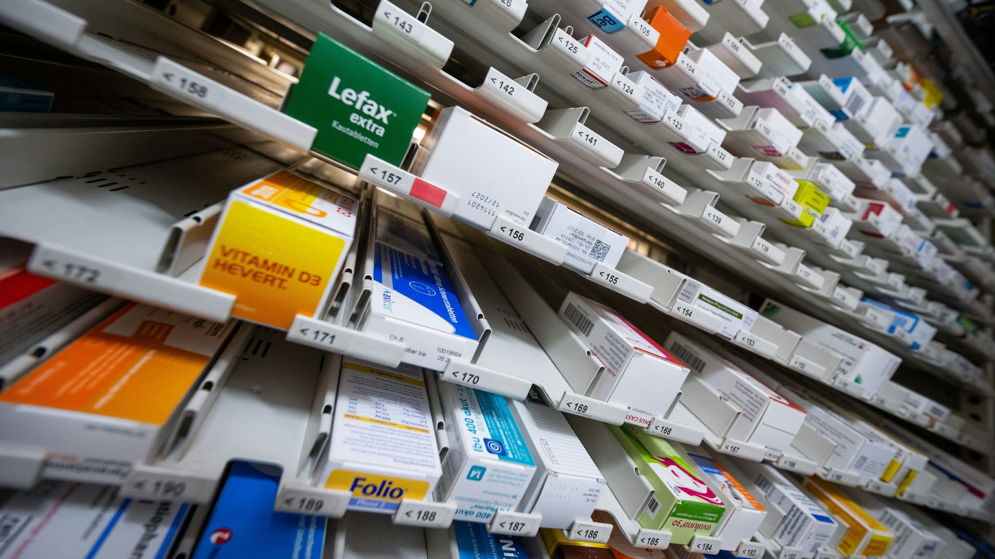 Zahlreiche Medikamente liegen in einem Ausgabeautomaten in einer Apotheke.