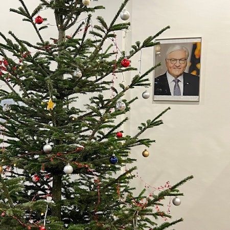 Ein Bild aus dem Amtsgericht Leverkusen. Mit Bundespräsident und Weihnachtsbaum.