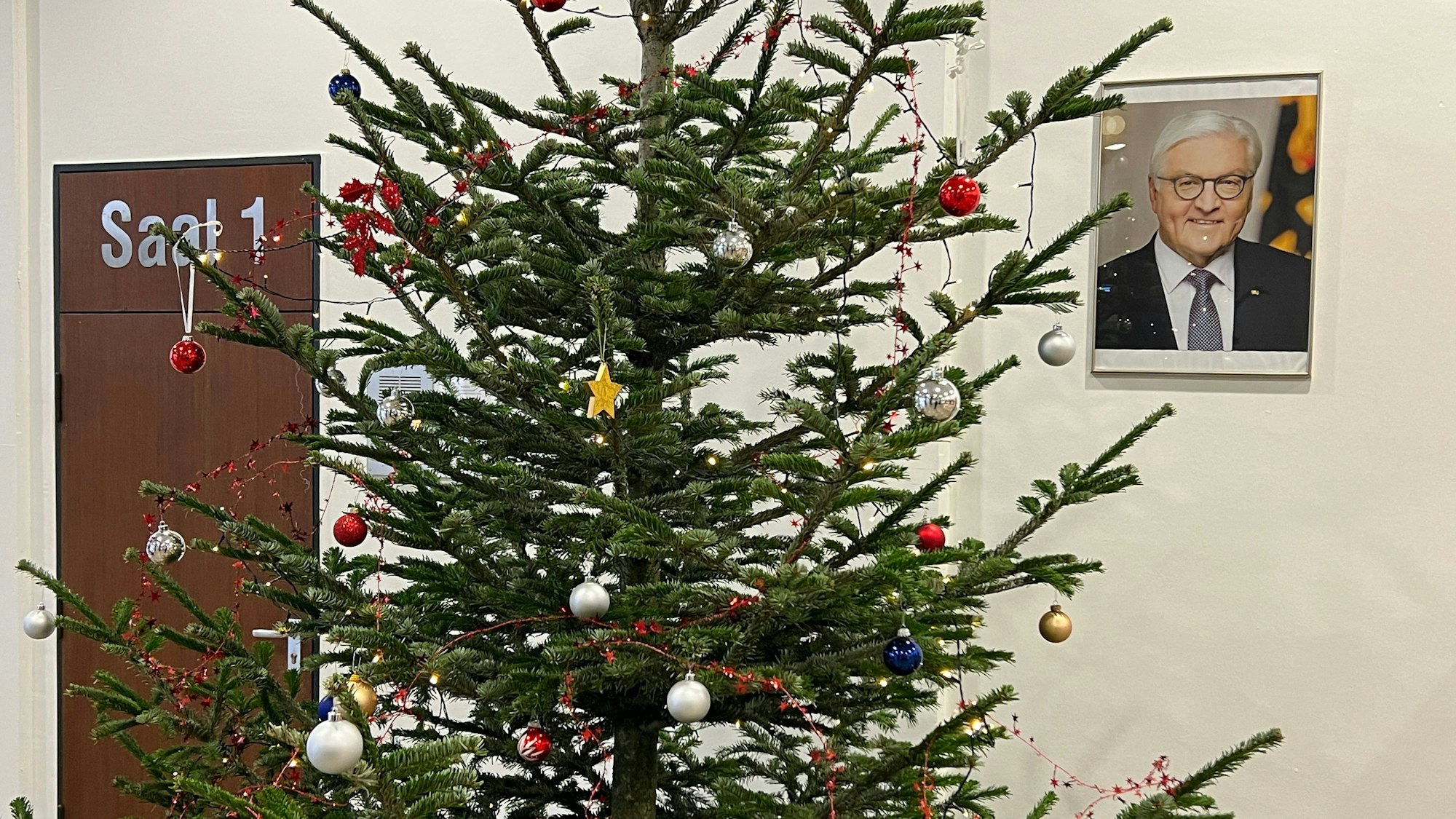 Ein Bild aus dem Amtsgericht Leverkusen. Mit Bundespräsident und Weihnachtsbaum.