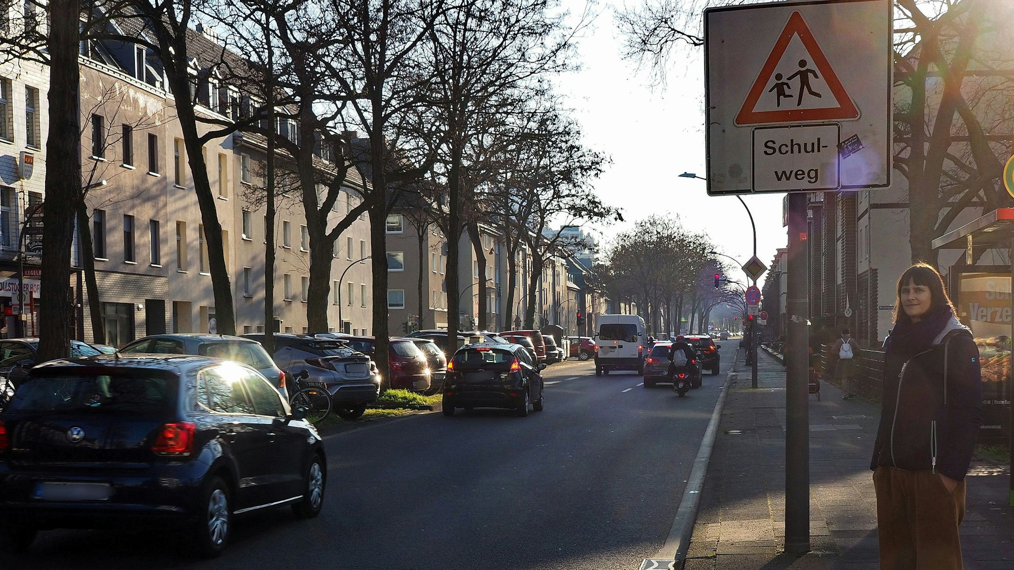 Eine Frau steht an der Straße.