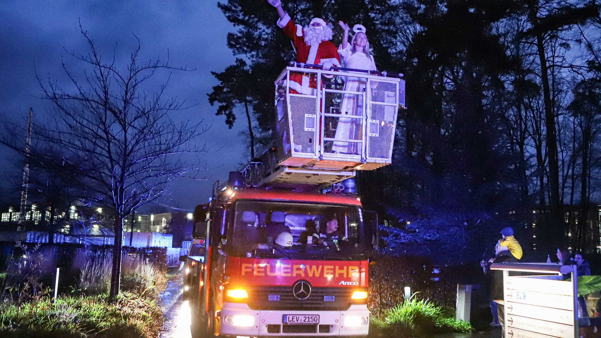 Der Weihnachtsmann und ein Engel auf der Drehleiter.