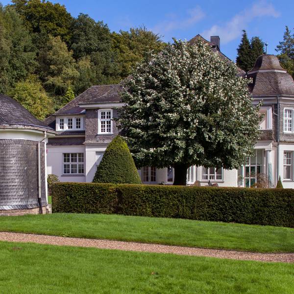 Haus Waldfried in Gummersbach mit Gartenpavillon.