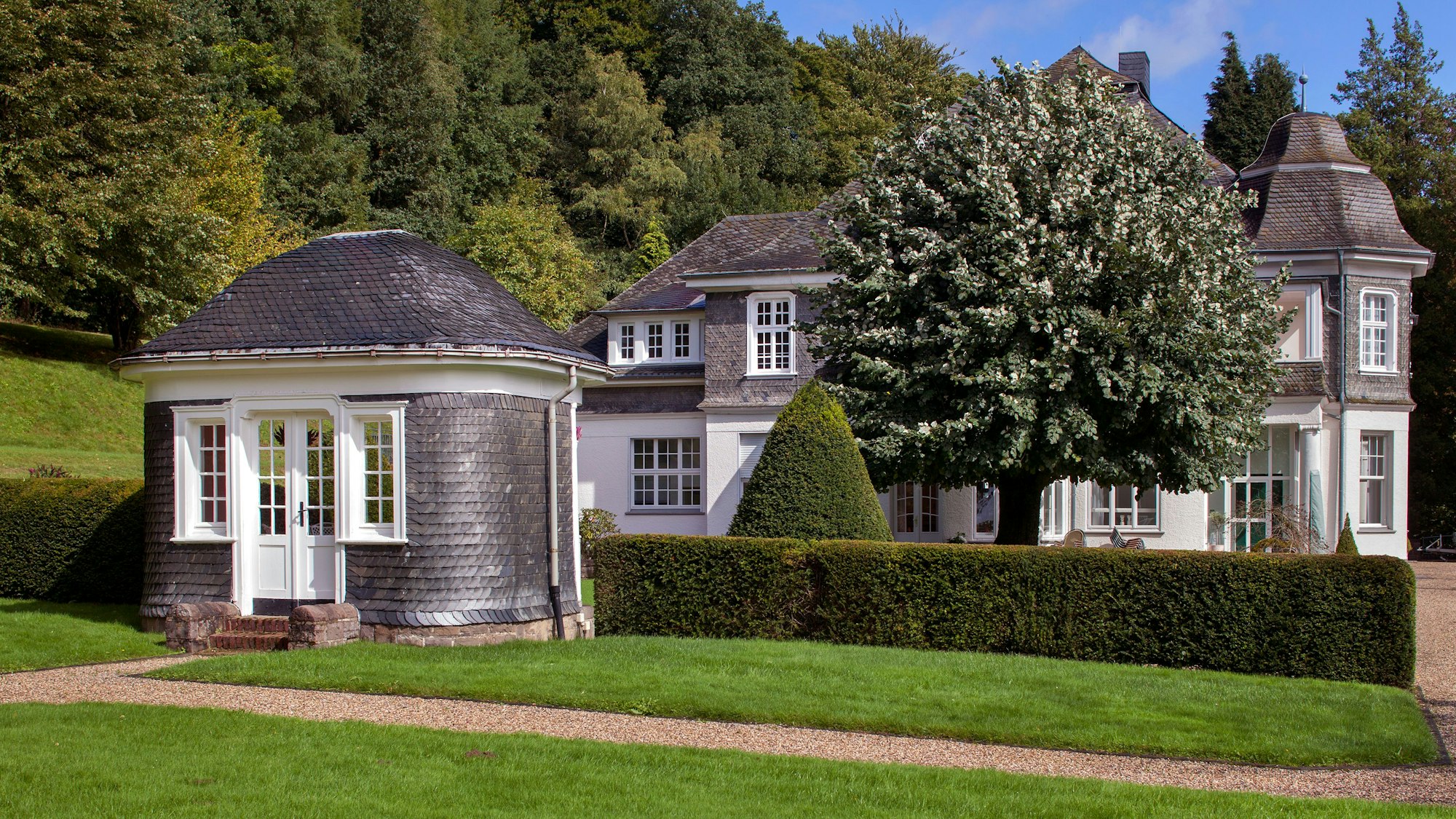 Haus Waldfried in Gummersbach mit Gartenpavillon.