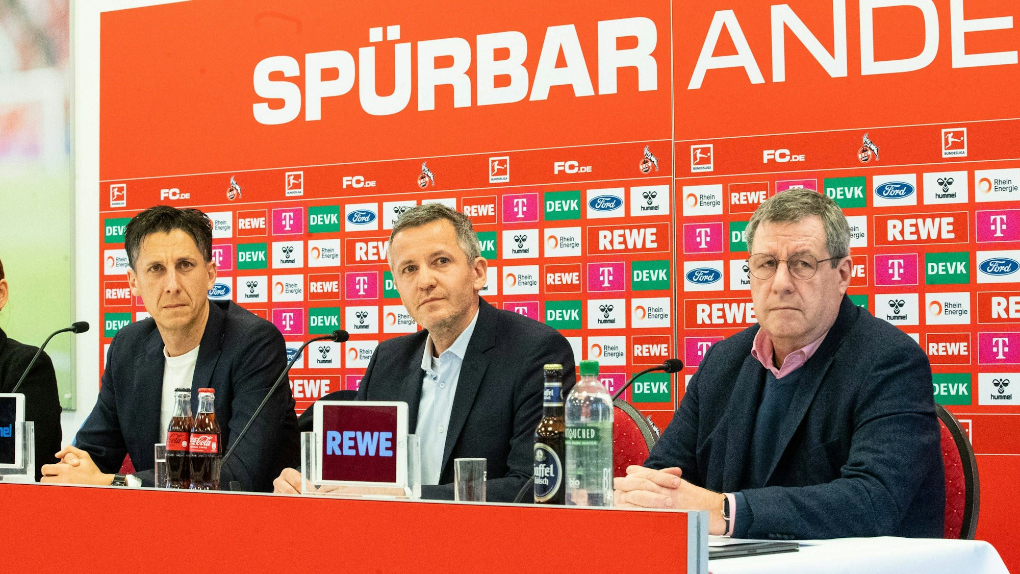 Christian Keller (v.l.), Philipp Türoff und Werner Wolf äußern sich auf einer Pressekonferenz des 1. FC Köln