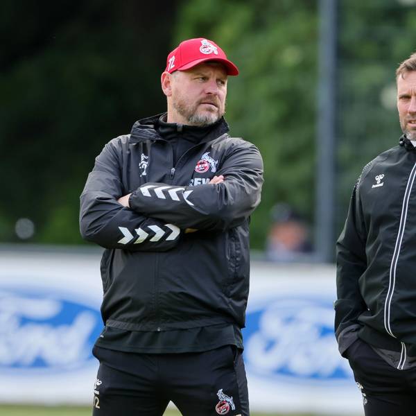 Steffen Baumgart (l.), Cheftrainer des 1. FC Köln, unterhält sich mit seinem Assistenten André Pawlak.