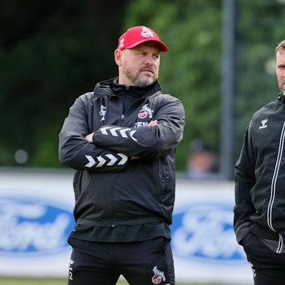 Steffen Baumgart (l.), Cheftrainer des 1. FC Köln, unterhält sich mit seinem Assistenten André Pawlak.