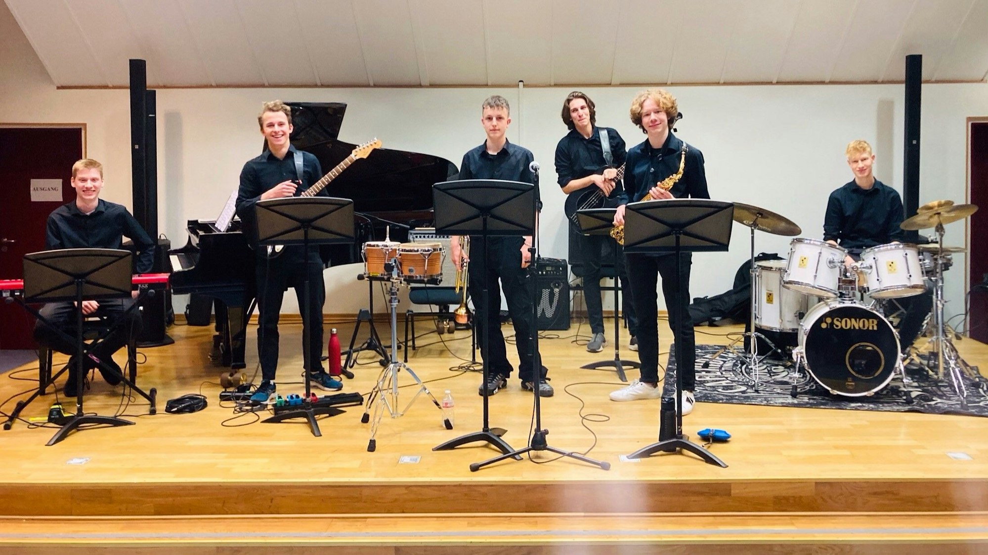 Zu sehen sind die Musiker der Jazz-Combo Topos auf der Bühne.