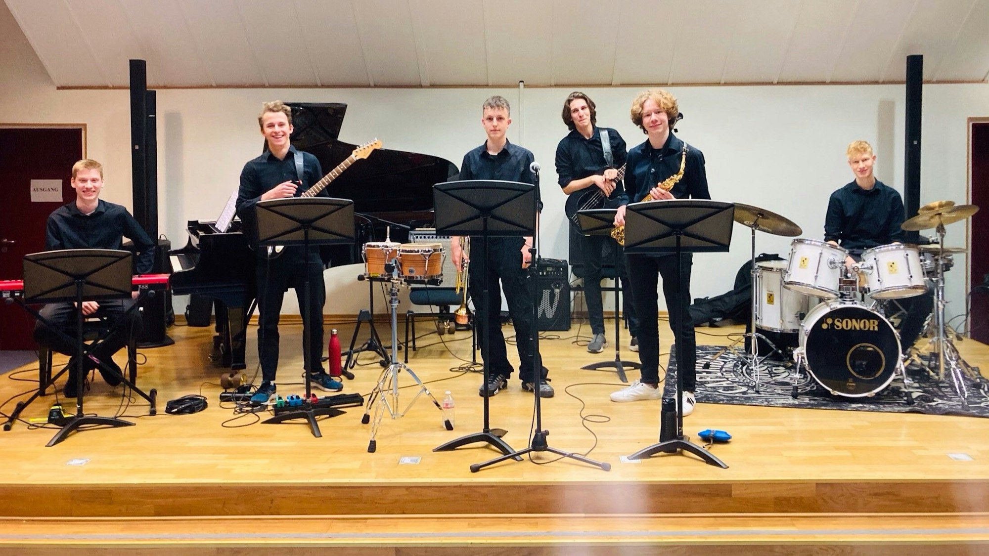 Zu sehen sind die Musiker der Jazz-Combo Topos auf der Bühne.
