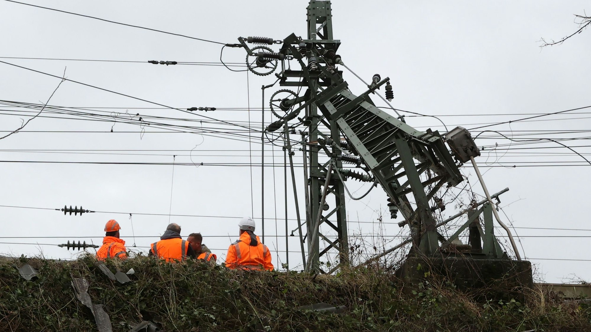 Abgeknickter Strommast auf einer Strecke der Deutschen Bahn in Köln-Poll.