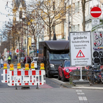 Blick auf die Venloer Straße mit Sperrbake Hinweis auf die Einbahnstraßenregel