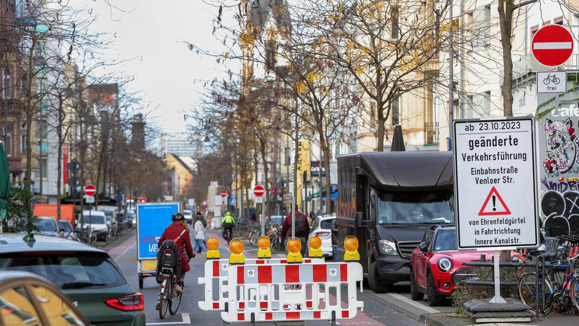 In der zweiten Phase des Verkehrsversuchs wurde die Venloer Straße zur Einbahnstraße.