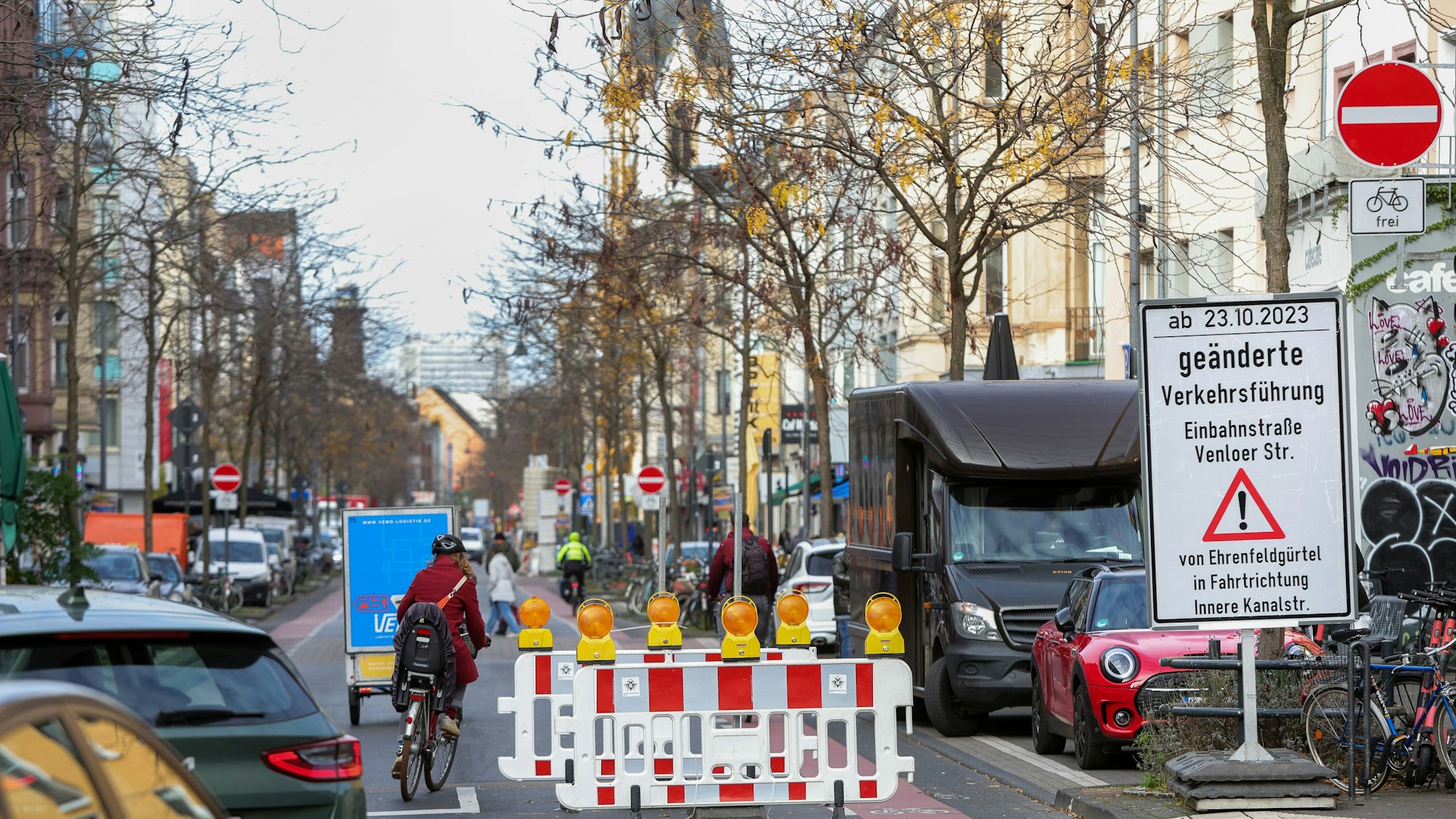 In der zweiten Phase des Verkehrsversuchs wurde die Venloer Straße zur Einbahnstraße.
