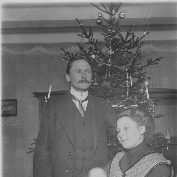 Friedrich Bals (1911 bis 1948 Lehrer an der Elementarschule in Waldbröl-Hermesdorf) mit seiner Frau Meta, aufgenommen am Weihnachtsfest, ca. 1912.