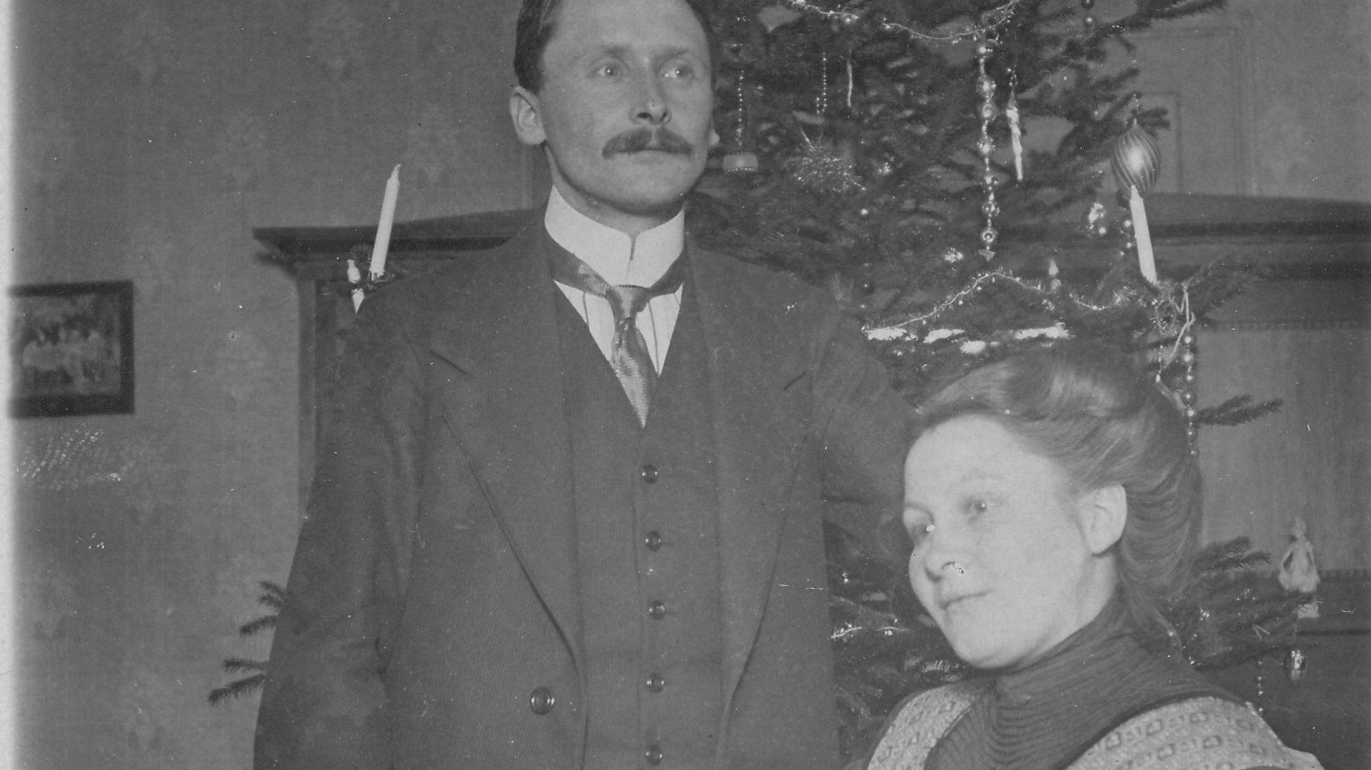 Friedrich Bals (1911 bis 1948 Lehrer an der Elementarschule in Waldbröl-Hermesdorf) mit seiner Frau Meta, aufgenommen am Weihnachtsfest, ca. 1912.