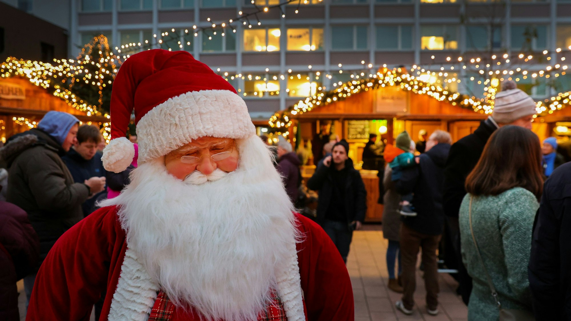 Weihnachtliche Stimmung auf dem Weihnachtsmarkt in Köln-Sülz auf dem Elisabeth-von-Mumm-Platz.