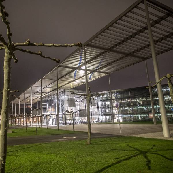 Bayers Konzernzentrale am Abend Foto: Ralf Krieger
