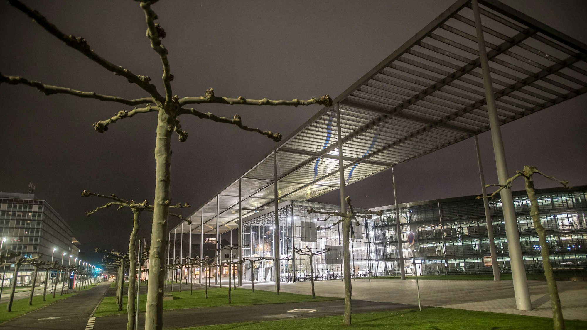 Bayers Konzernzentrale am Abend Foto: Ralf Krieger