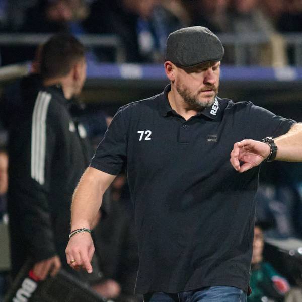 Während der Bundesliga-Begegnung VfL Bochum gegen 1. FC Köln am 11. November 2023 schaut Kölns Trainer Steffen Baumgart am Spielfeldrand auf seine Armbanduhr. Er trägt Schirmmütze und ein schwarzes T-Shirt.