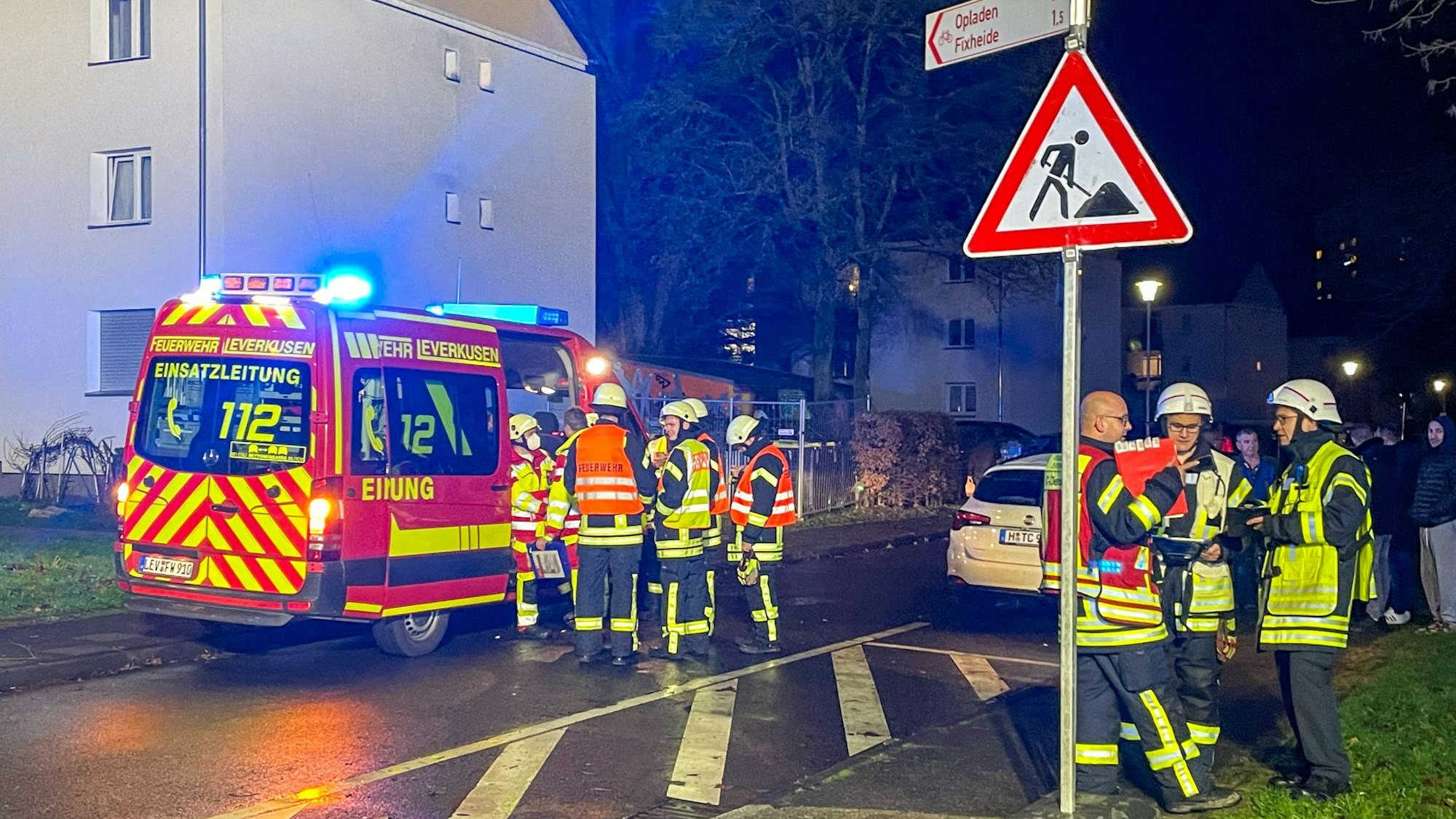 Die Feuerwehr war mit insgesamt 15 Fahrzeugen und 35 Einsatzkräften im Dienst.