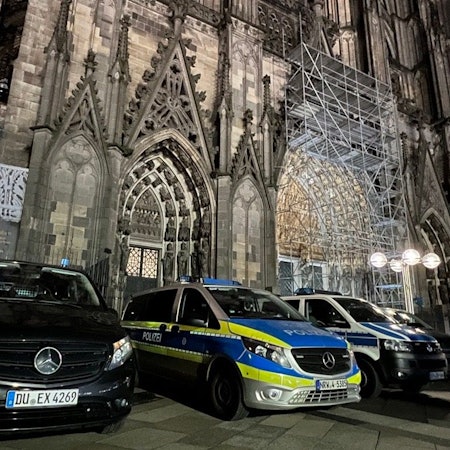 Polizeiaufgebot vor dem Kölner Dom aufgrund einer Gefahrenlage am 23. Dezember 2023.
