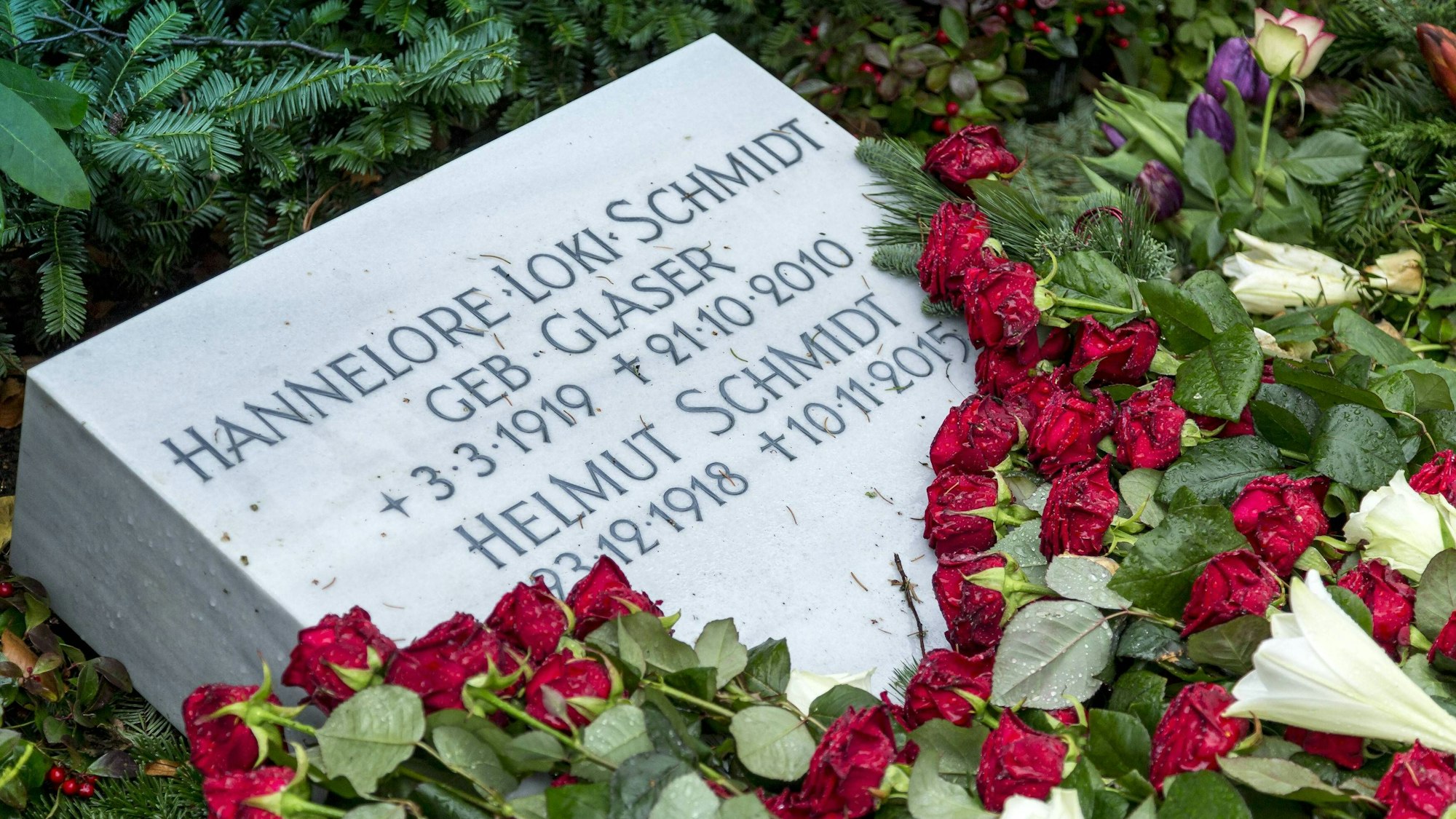 Hamburg Grabstein von Hannelore Loki Schmidt und Helmut Schmidt auf der Grabstaette Helmut Schmidt, Ohlsdorfer Friedhof, Hamburg, 26.12.2015 Copyright: Hommes/Eibner-Pressefoto EP_MHS
Hamburg Grave stone from Hannelore Loki Schmidt and Helmut Schmidt on the Gravesite Helmut Schmidt Ohlsdorfer Cemetery Hamburg 26 12 2015 Copyright hommes Eibner Press photo EP_MHS