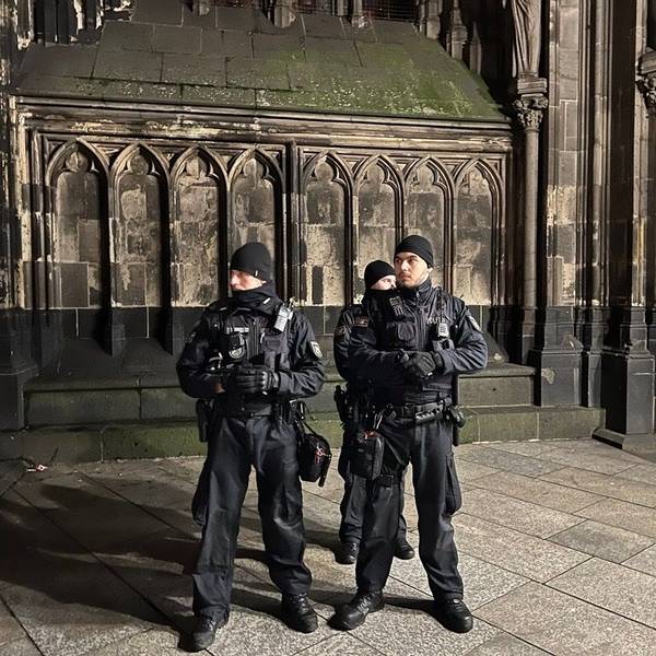 Polizeiaufgebot vor dem Kölner Dom aufgrund einer Gefahrenlage am 23. Dezember 2023.
