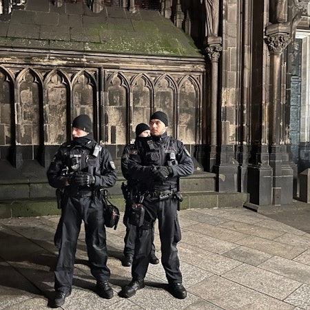 Polizeiaufgebot vor dem Kölner Dom aufgrund einer Gefahrenlage am 23. Dezember 2023.