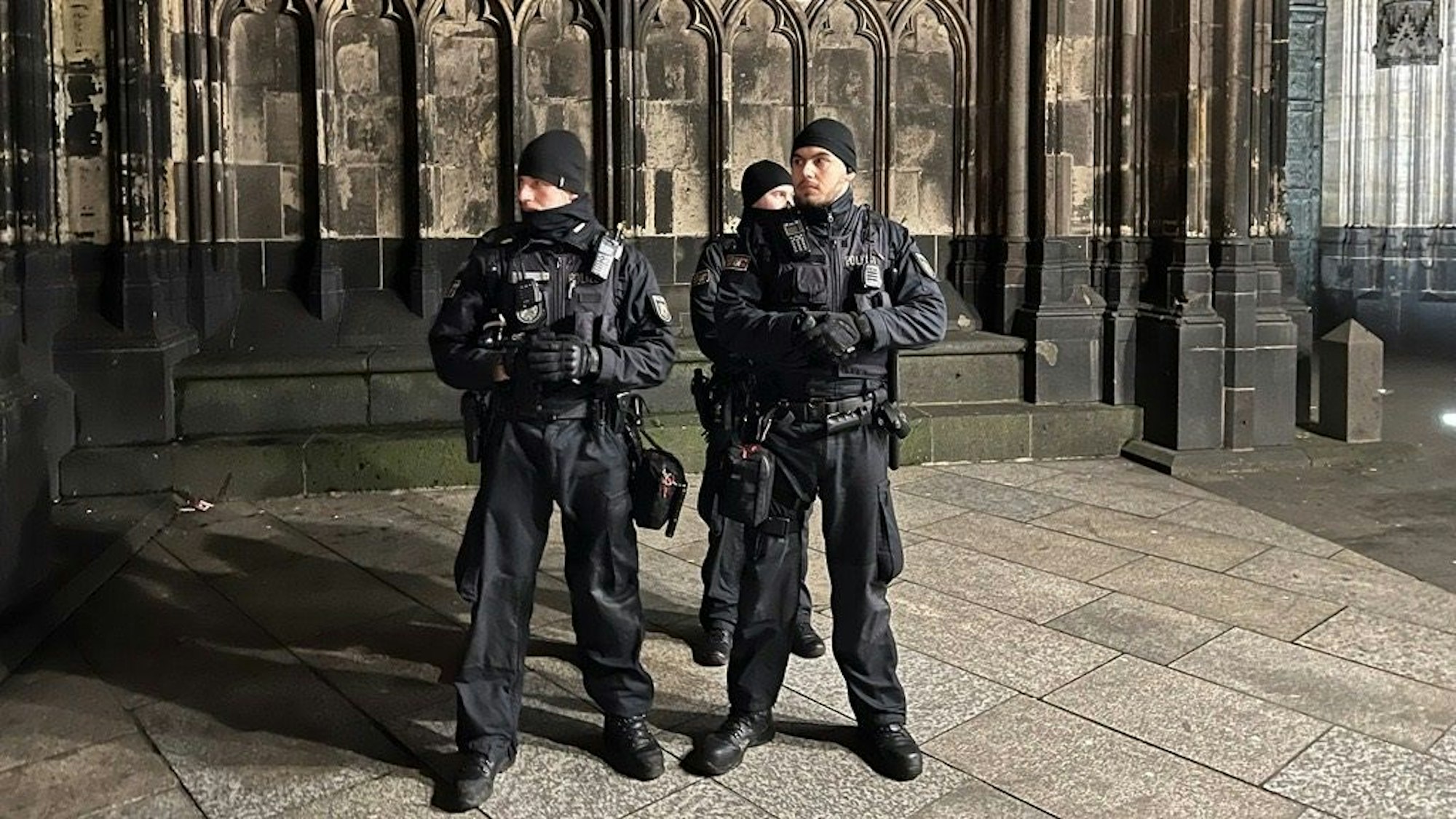 Polizeiaufgebot vor dem Kölner Dom aufgrund einer Gefahrenlage am 23. Dezember 2023.