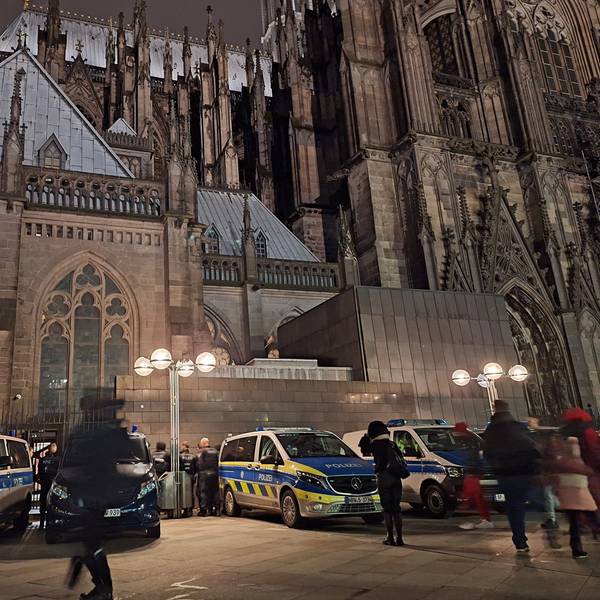 Einsatzfahrzeuge der Polizei stehen vor dem Dom. Gottesdienstbesucher des Kölner Doms und Touristen müssen sich in den nächsten Tagen auf erhöhte Sicherheitsstandards einstellen.