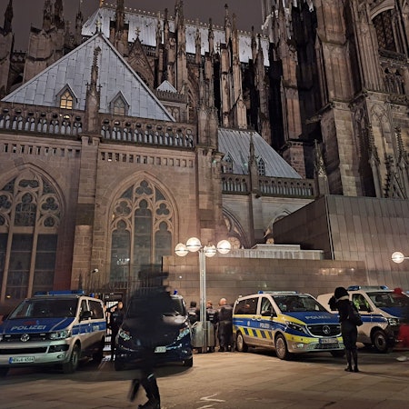 Einsatzfahrzeuge der Polizei stehen vor dem Dom. Gottesdienstbesucher des Kölner Doms und Touristen müssen sich in den nächsten Tagen auf erhöhte Sicherheitsstandards einstellen.