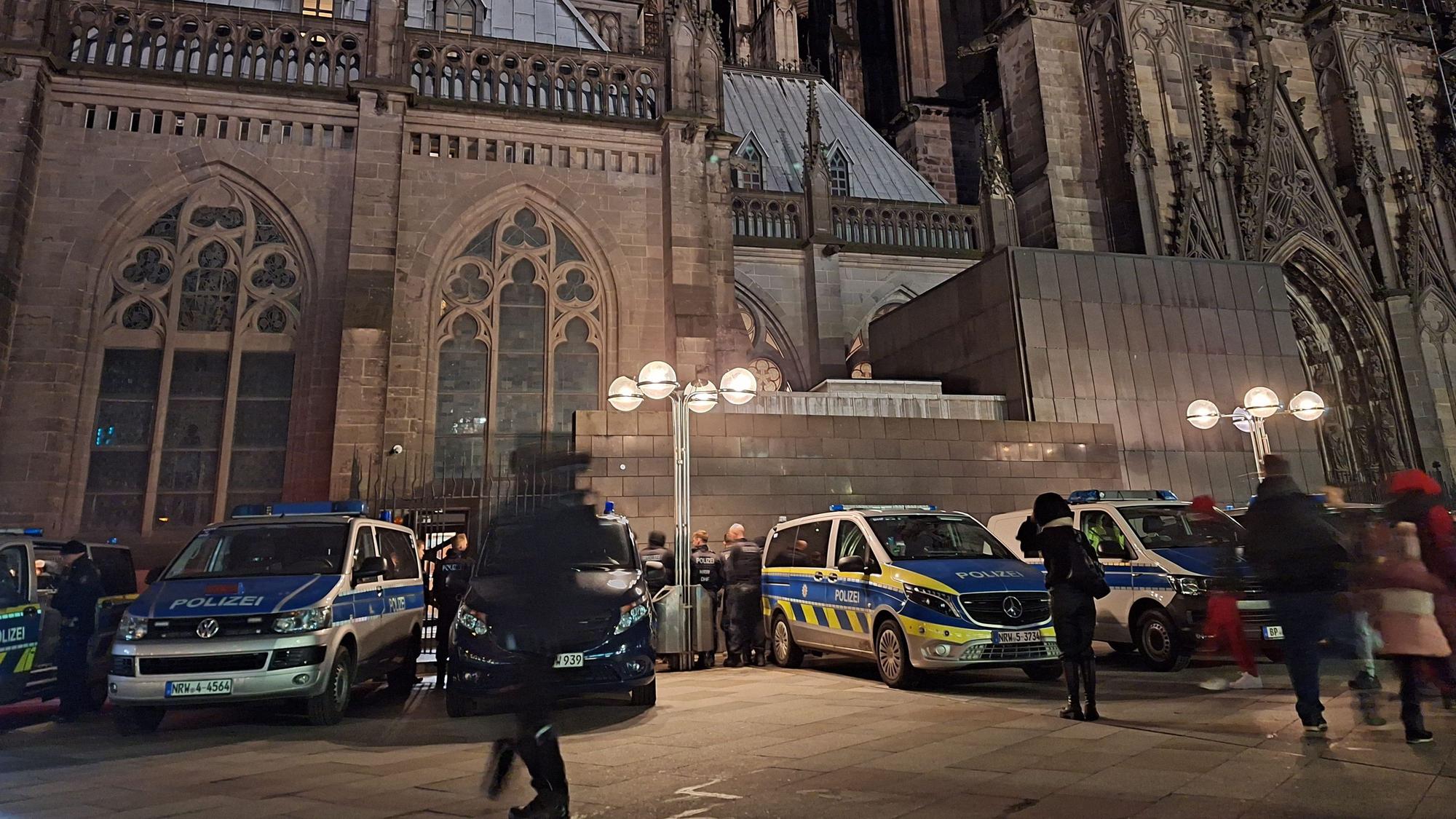 Einsatzfahrzeuge der Polizei stehen vor dem Dom. Gottesdienstbesucher des Kölner Doms und Touristen müssen sich in den nächsten Tagen auf erhöhte Sicherheitsstandards einstellen.