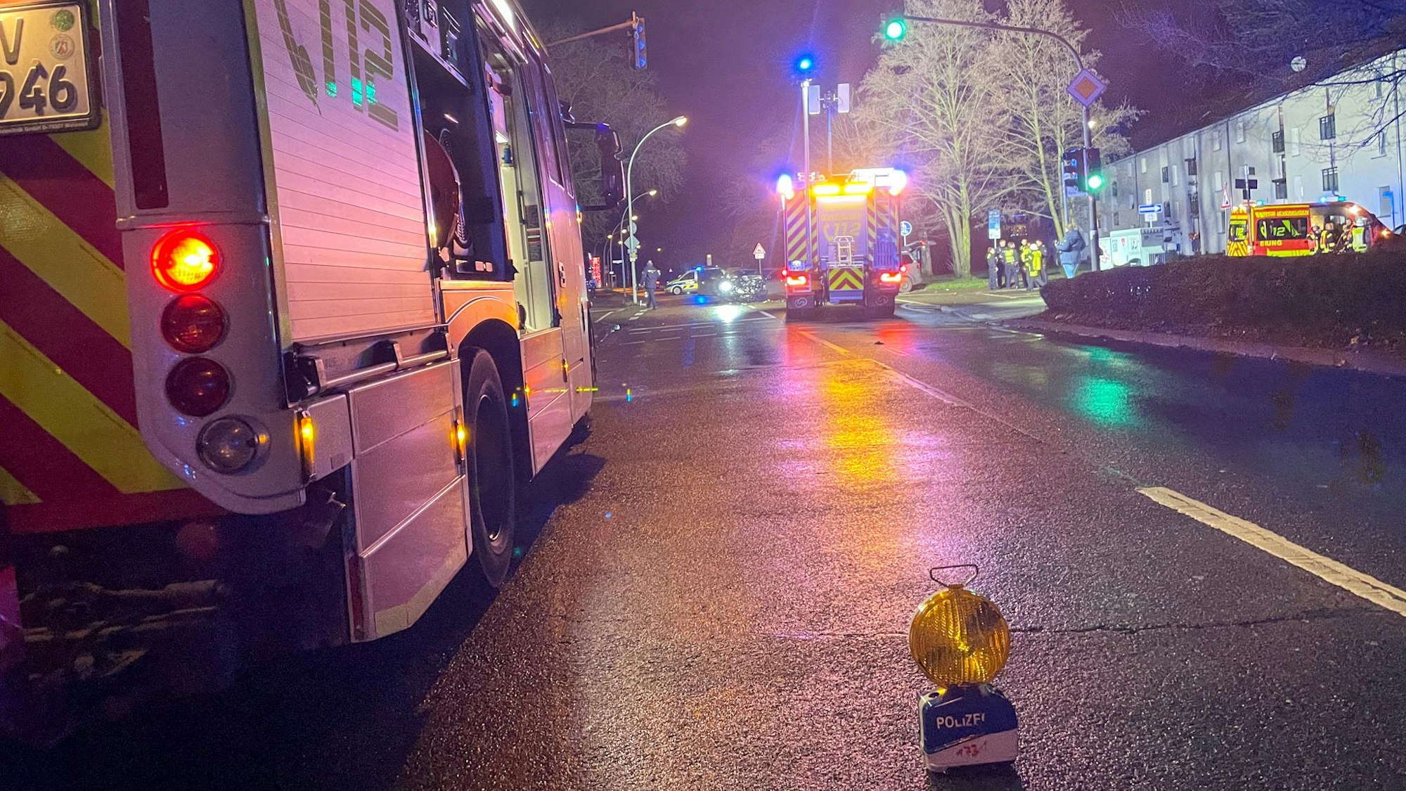 Die Alkenrather Straße war voll gesperrt.