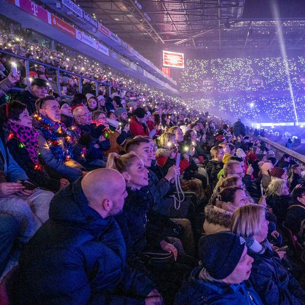 Volle Tribünen und viele Lichter im Stadion