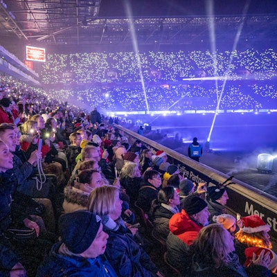 Volle Tribünen und viele Lichter im Stadion