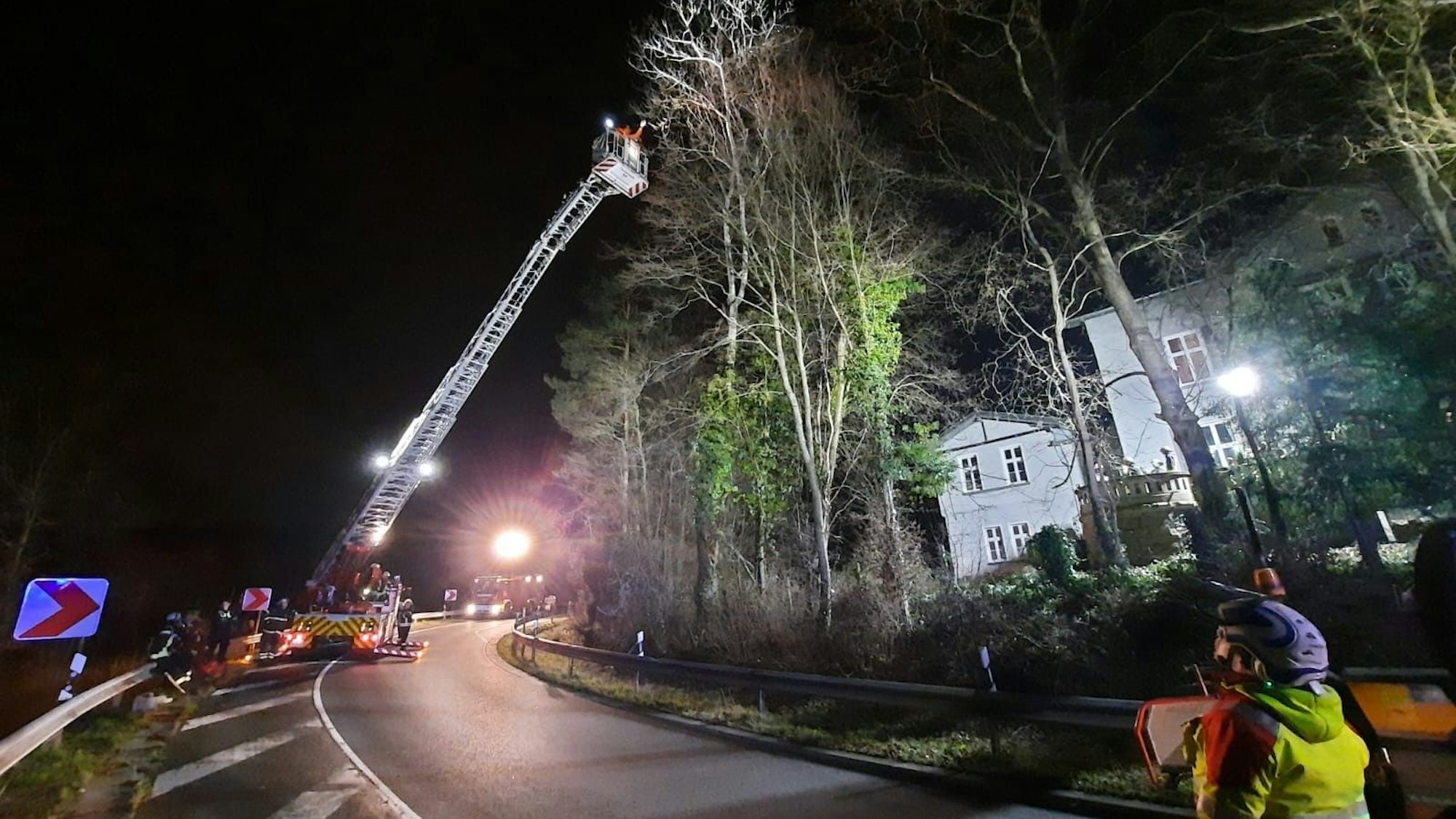 In der Ausfahrt ist eine Drehleiter ausgefahren.