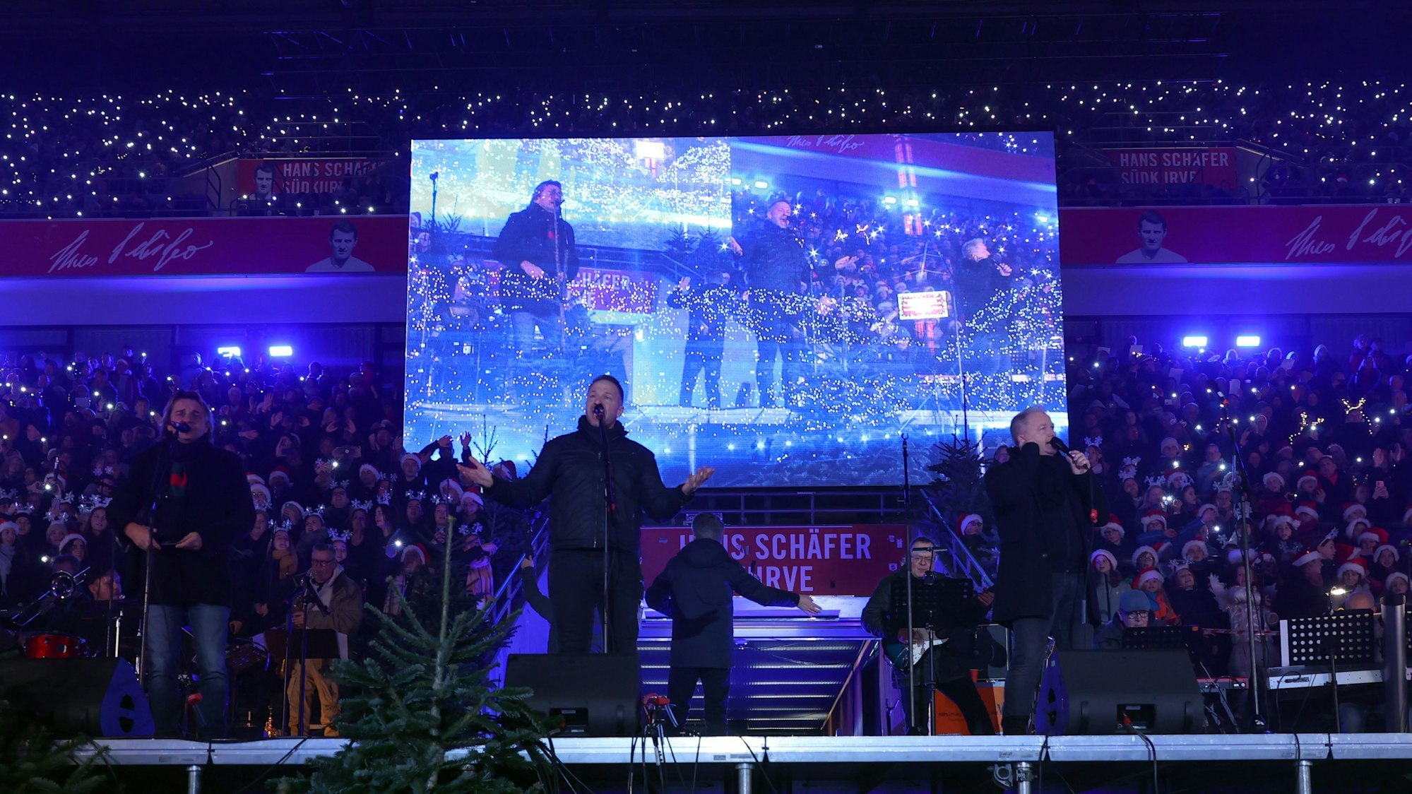 Die Höhner bei „Loss mer Weihnachtsleeder singe“ im Rhein-Energie-Stadion auf der Bühne.