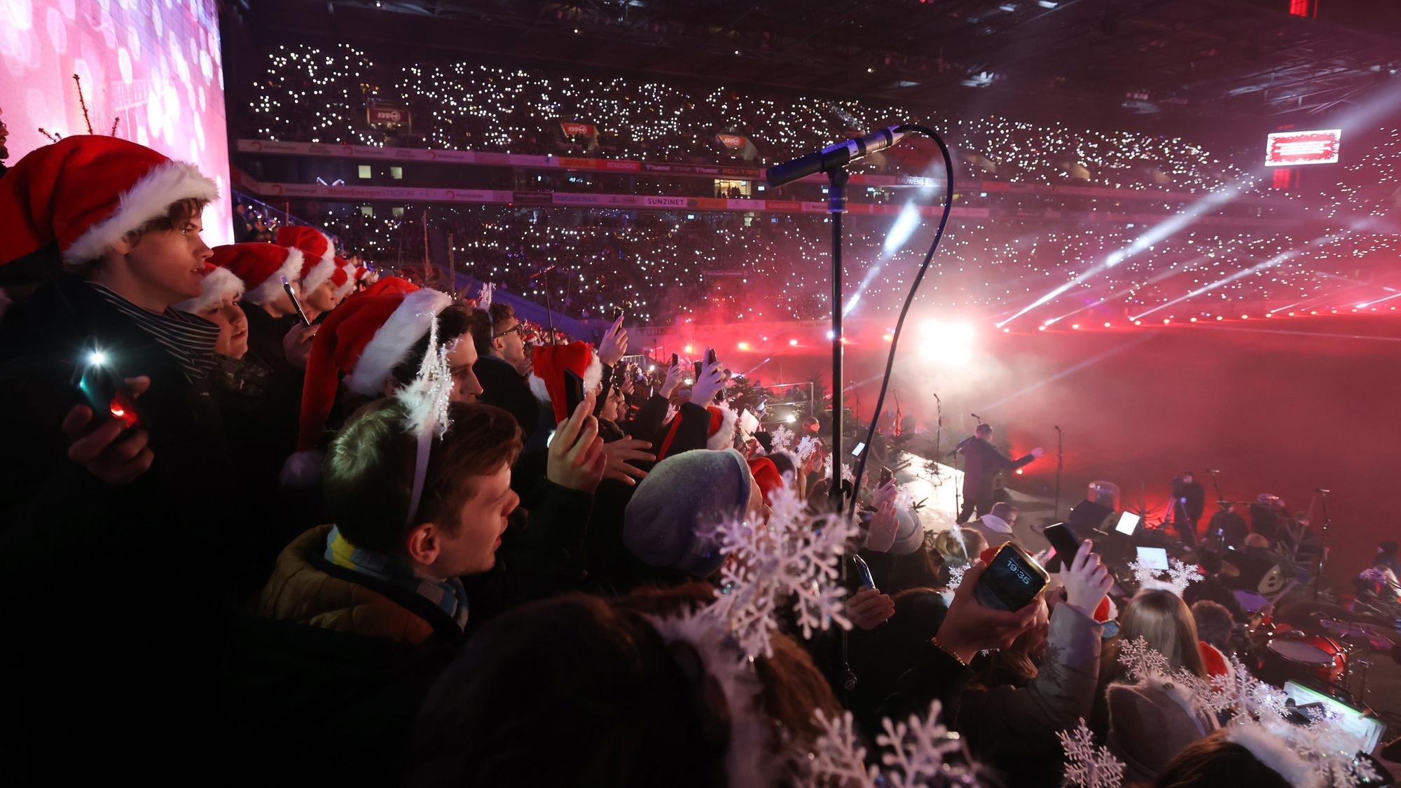 Besucher und Besucherinnen beim Mitsing-Konzert im Rhein-Energie-Stadion