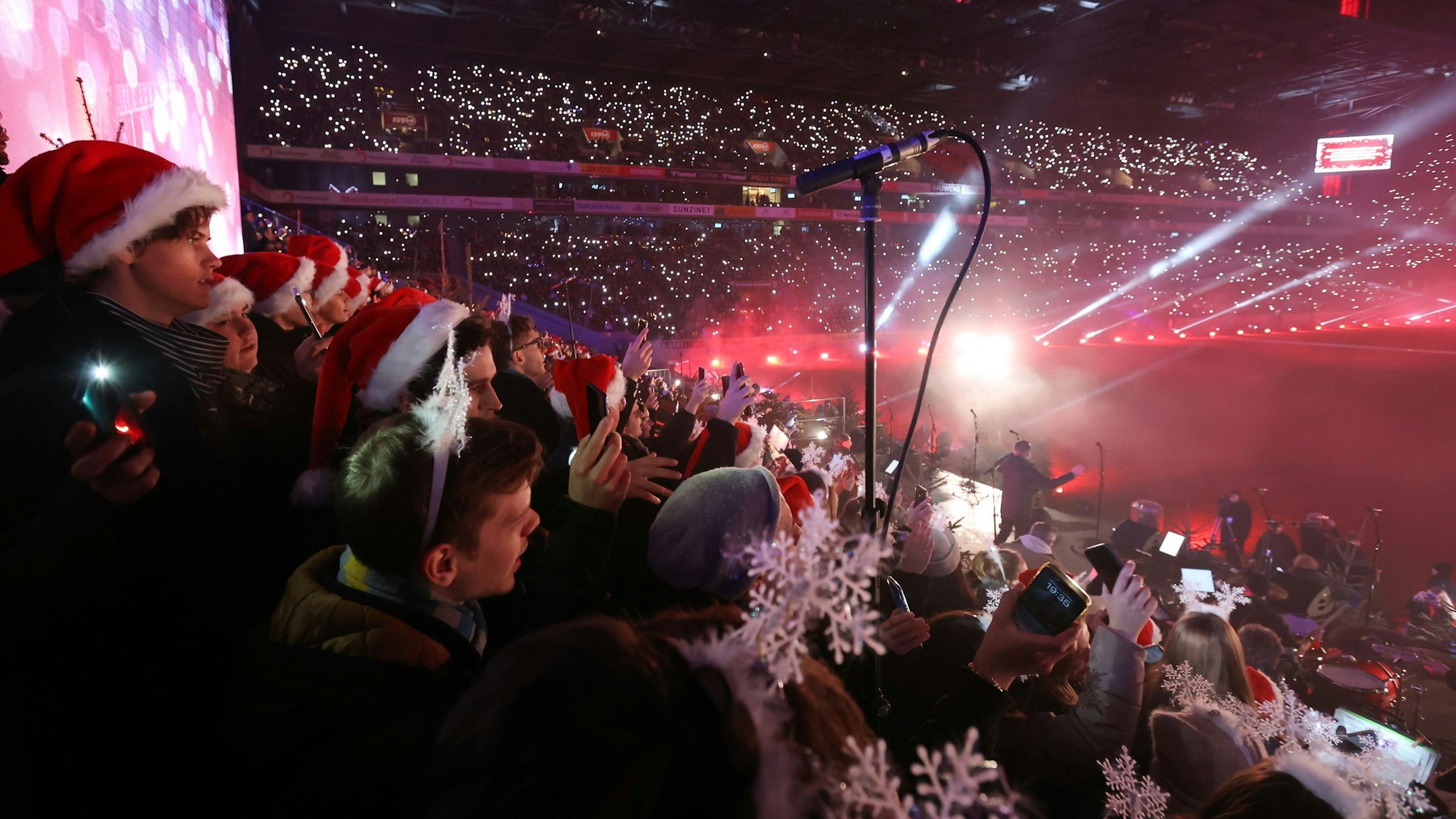 Besucher und Besucherinnen beim Mitsing-Konzert im Rhein-Energie-Stadion